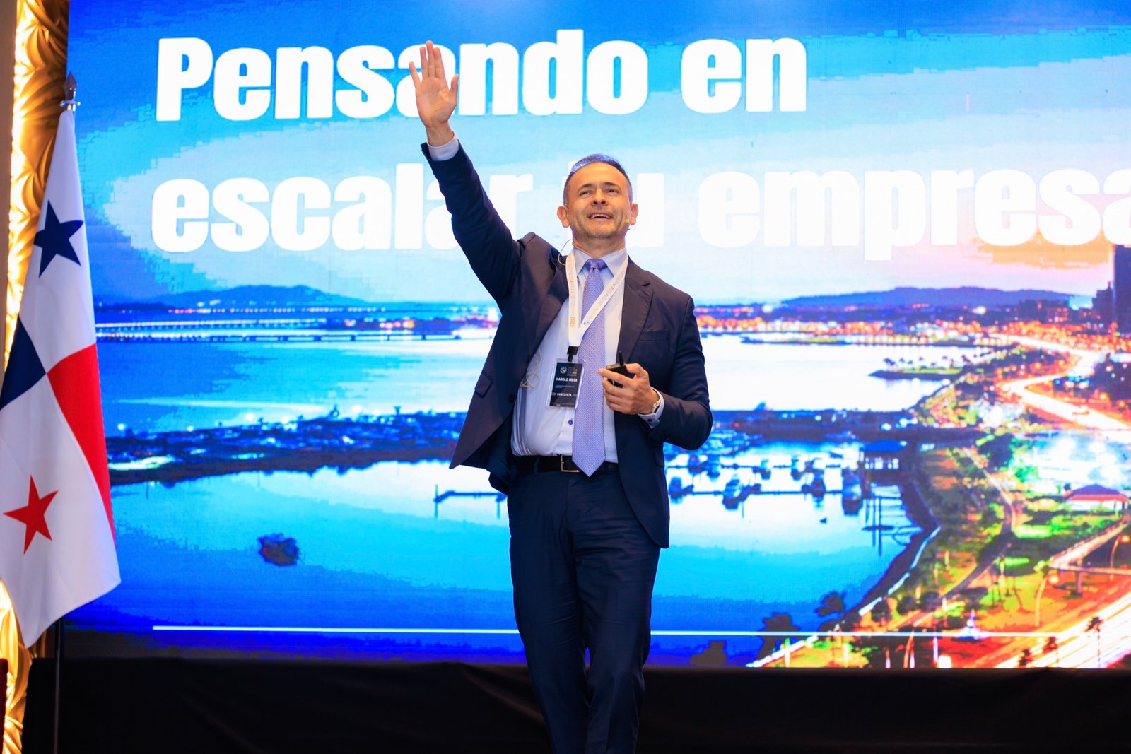 Harold Mesa presentando en un escenario